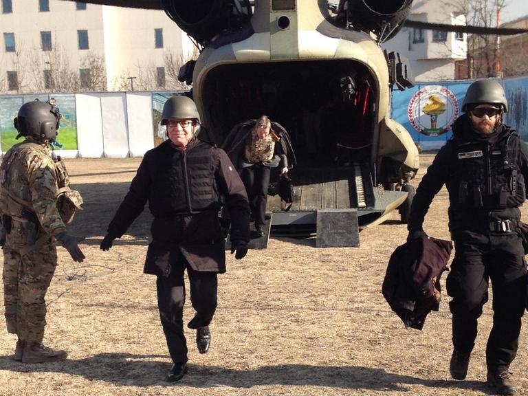 Bundesinnenminister Thomas de Maizière steigt in Kabul aus einem Hubschrauber