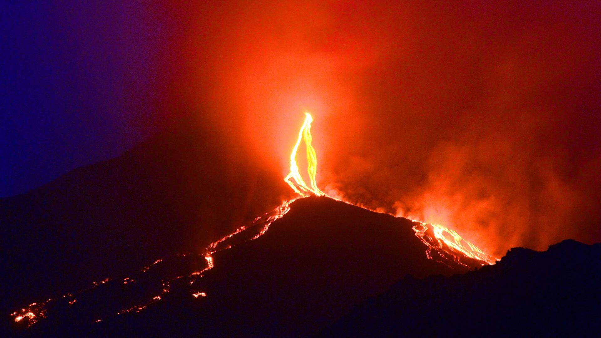 Lava fließt am 13. August 2014 vom Vulkan Ätna auf der Insel Sizilien nahe der Stadt Catania. Der Vulkan ist einer der weltweit aktivsten.
