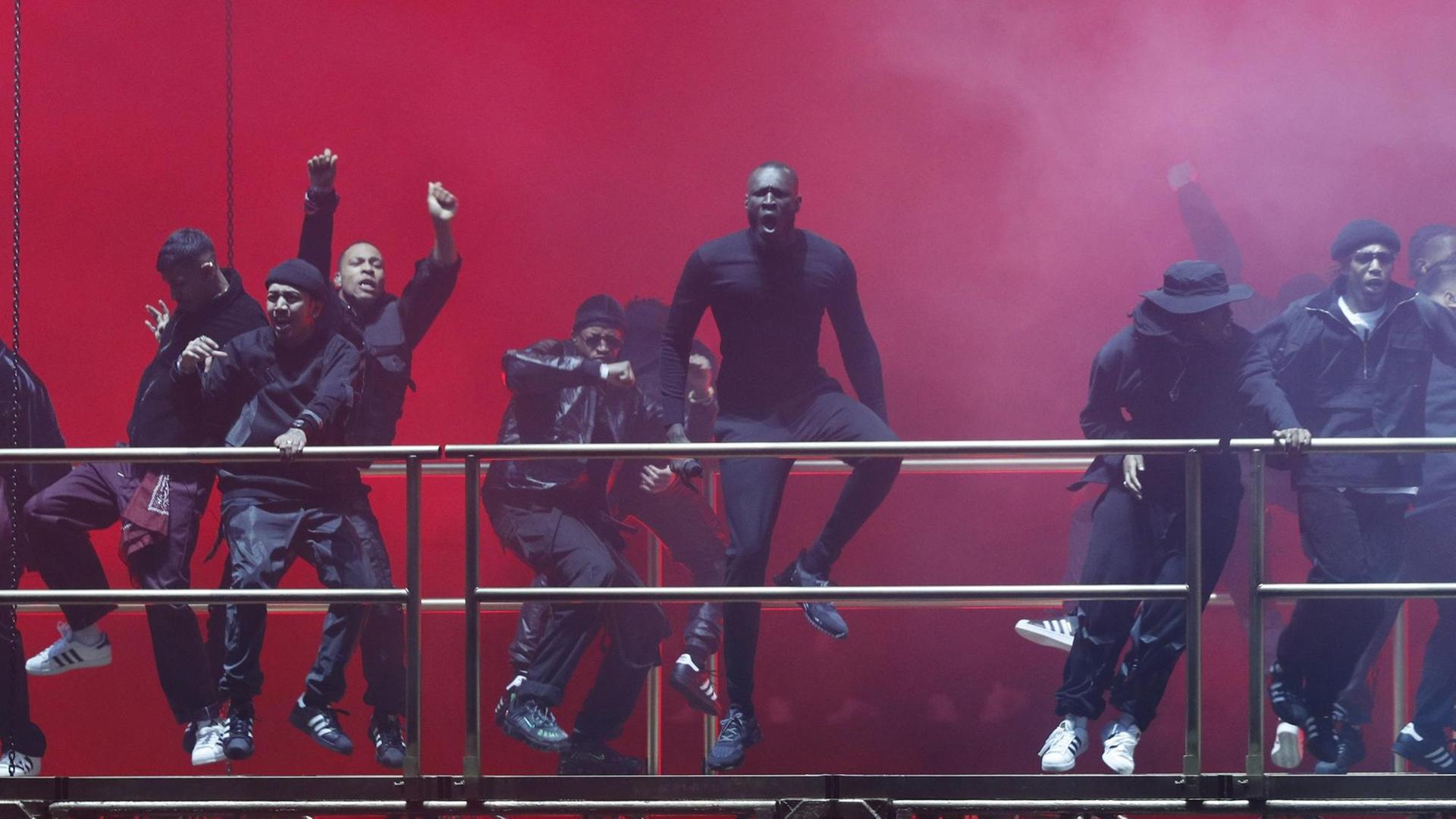 Der britische Grime- und Hip-Hop-Künstler Stormzy tritt während der Verleihung der BRIT Awards 2020 und der Live-Show am 18. Februar 2020 in London auf. Der britische Grime- und Hip-Hop-Künstler Stormzy tritt während der Verleihung der BRIT Awards 2020 und der Live-Show am 18. Februar 2020 in London auf.
