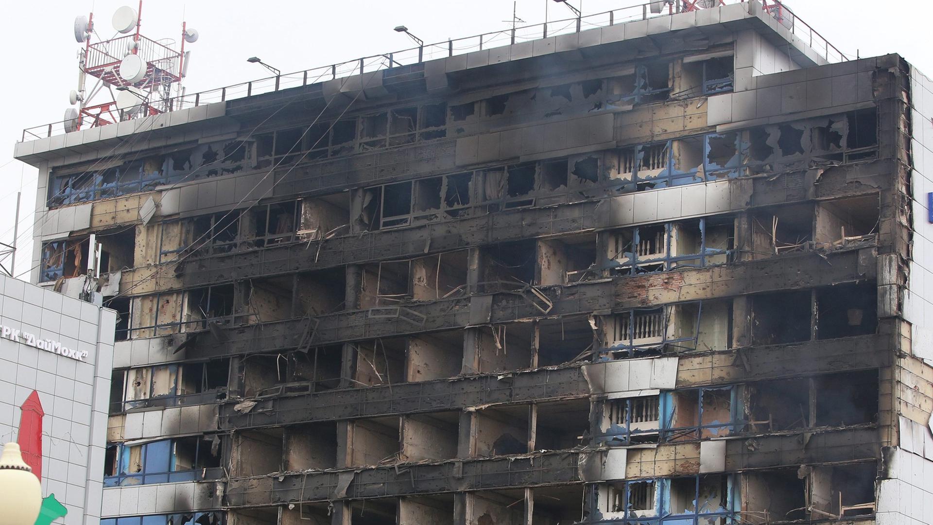 Das Haus der Presse in Grosny zeigt eine verkohlte und verrußte Front ohne Fenster