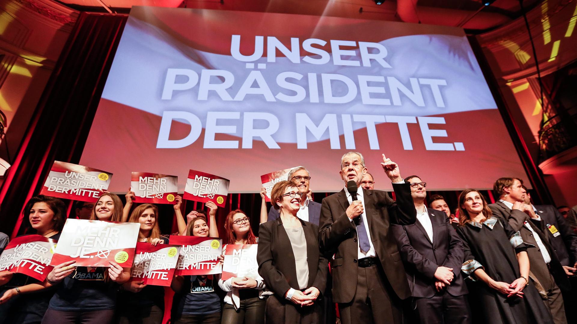 Der österreichische Präsidentschafskandidat Alexander van der Bellen mit seiner Ehefrau Doris Schmidbauer und seinen Anhängern nach dem Wahlerfolg in Wien.