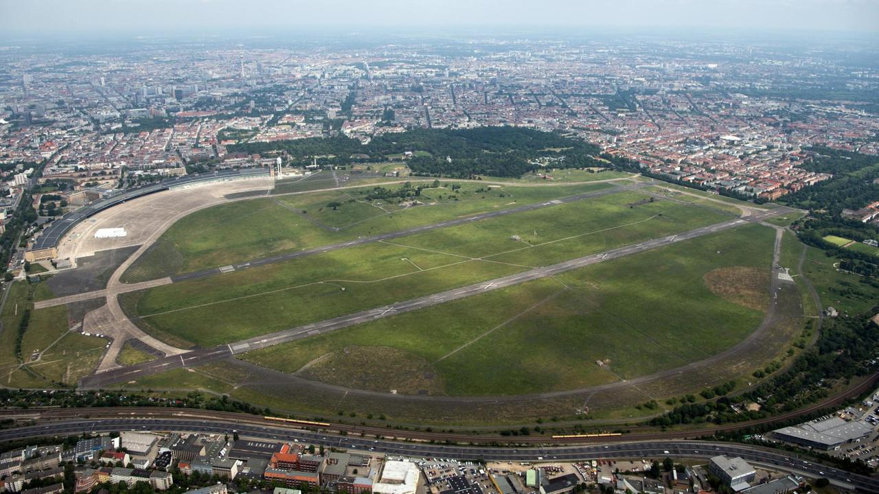Luftaufnahme des ehemaligen Flughafens Tempelhof in Berlin