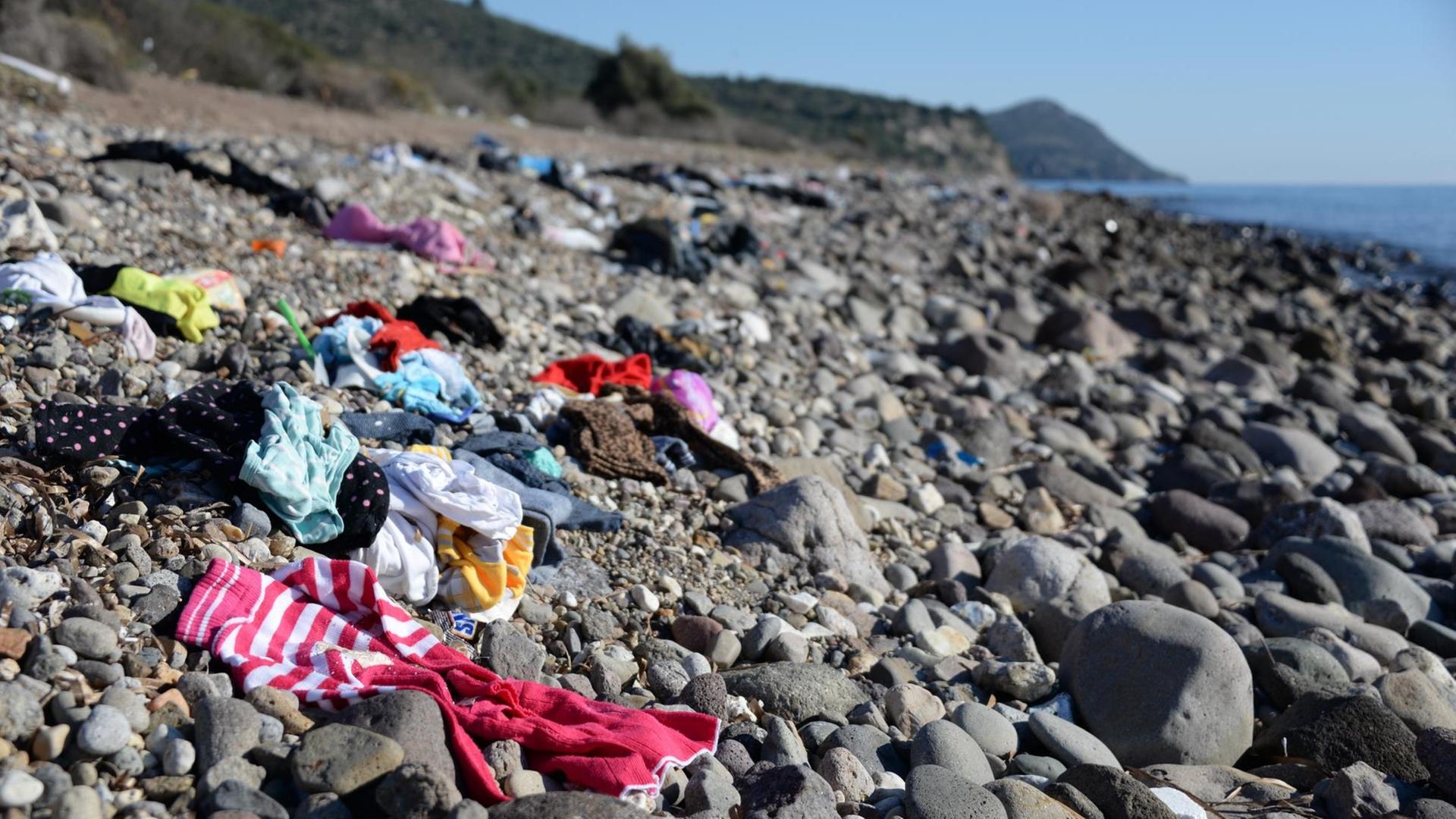 Kleidungsstücke liegen an einem Strand nahe Assos (Türkei). Sie wurden vermutlich von Flüchtlingen hinterlassen, die mit einem Boot von der Türkei zur griechischen Insel Lesbos gefahren sind.