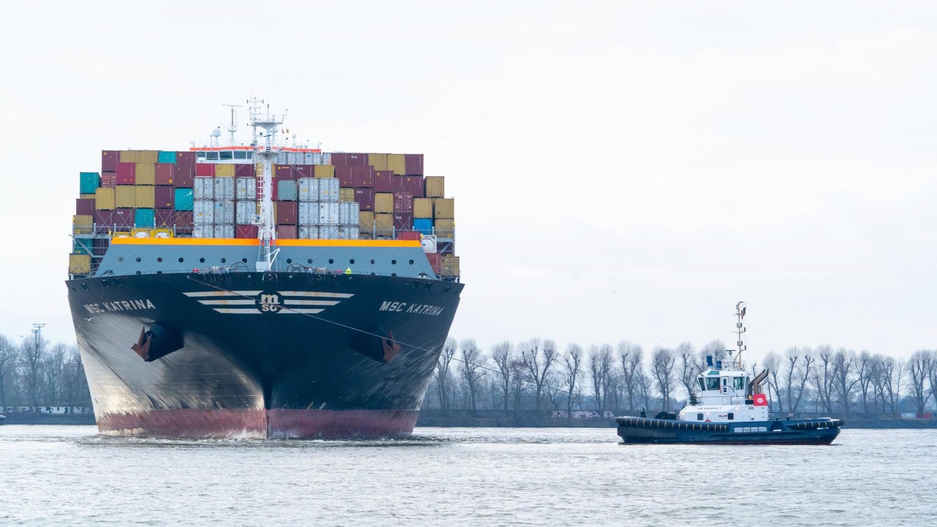 Ein Containerschiff läuft den Hamburger Hafen an.