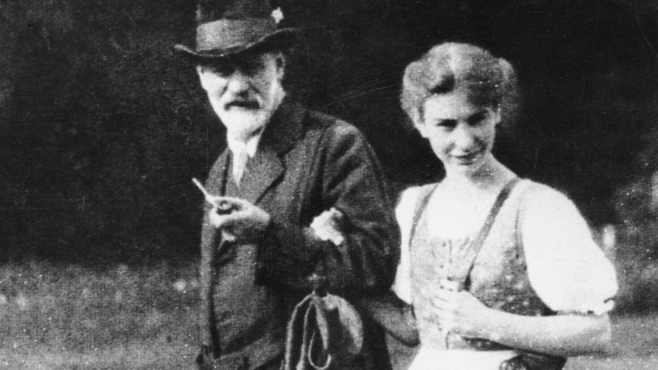 Sigmund Freud spaziert zusammen mit seiner Tochter Anna.