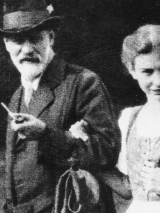 Sigmund Freud spaziert zusammen mit seiner Tochter Anna.