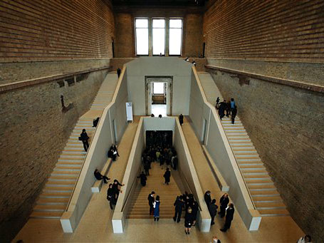 Blick in das Treppenhaus des wiederaufgebauten "Neuen Museums" in Berlin