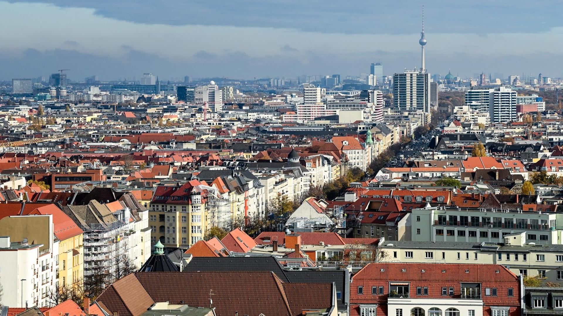 Blick über Berliner Wohnhäuser an der Bismarckstraße in Richtung Alexanderplatz mit dem Fernsehturm.