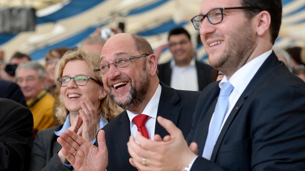 Generalsekretärin der Bayern-SPD Natascha Kohnen (l-r), SPD-Kanzlerkandidat Martin Schulz und der Bürgermeister von Vilshofen Florian Gams applaudieren am 01.03.2017 in Vilshofen (Bayern) beim Politischen Aschermittwoch der SPD.