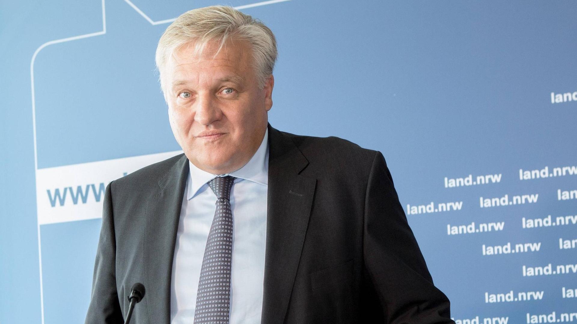 Portrait von Wolfgang Spelthahn, Landrat im Kreis Düren in Nordrhein-Westfalen, im Anzug bei einer Pressekonferenz. Portrait von Wolfgang Spelthahn, Landrat im Kreis Düren in Nordrhein-Westfalen, im Anzug bei einer Pressekonferenz.