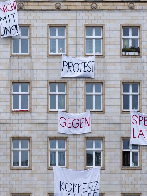 Protestransparante hängen an den Wohnhäusern in der Karl-Marx-Allee in Berlin-Friedrichshain