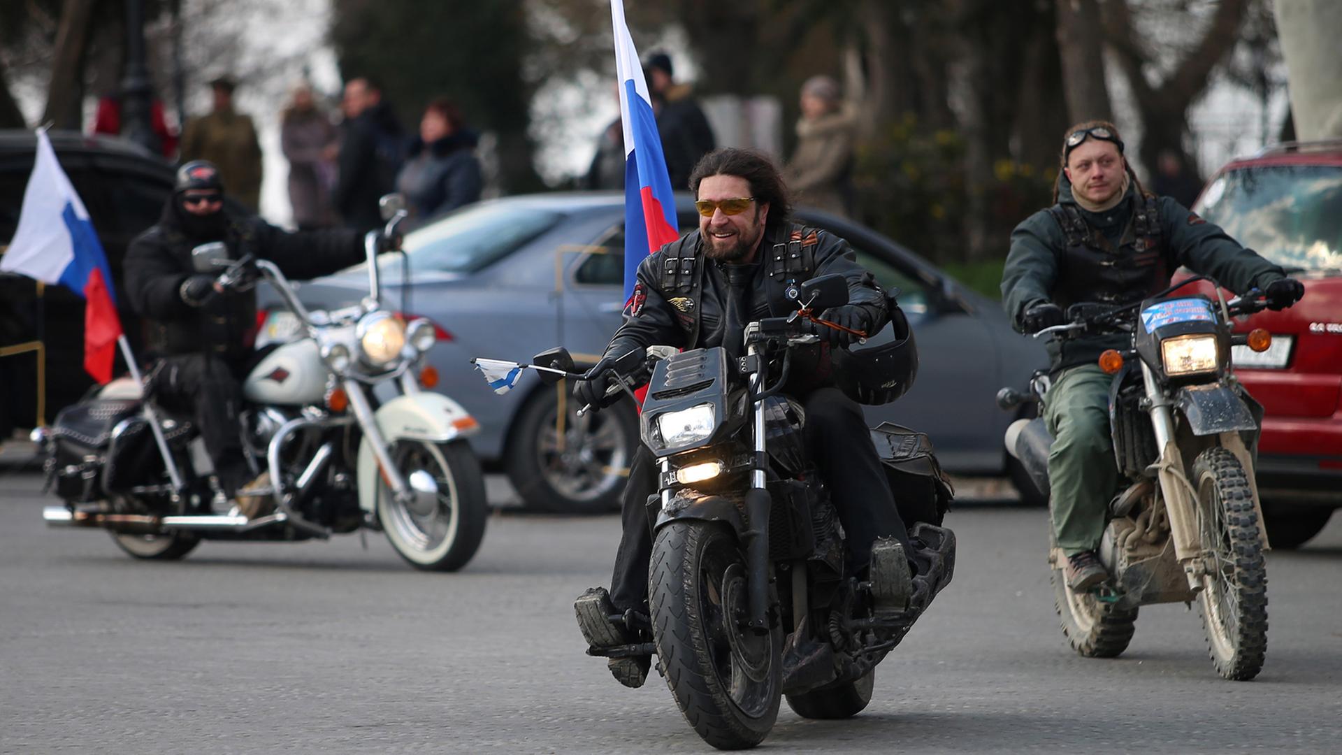 Der Anführer der Rocker-Gang "Nachtwölfe", Alexander Zaldostanow, fährt mit anderen Bikern durch Sewastopol.