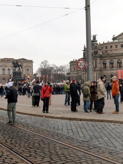 Teilnehmer einer Veranstaltung der Pegida demonstrieren in Dresden