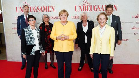 Regisseur Torsten Körner (l) bei der Premiere seines Dokumentarfilms "Die Unbeugsamen" mit den ehemaligen und amtierenden Politikerinnen 