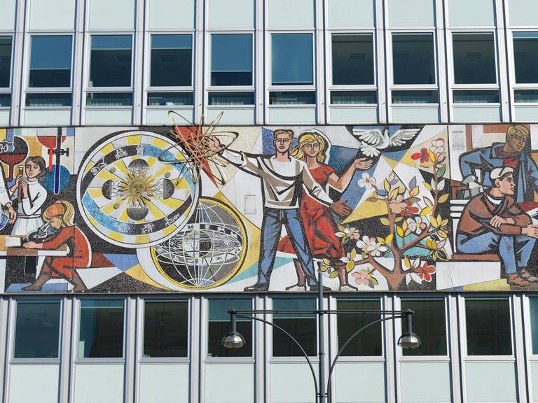 Das Fries von Walter Womacka am Haus des Lehrers am Alexanderplatz, Berlin