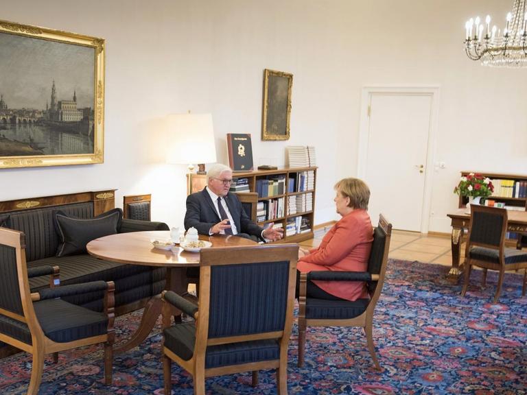 Nach dem Ende der Sondierungsgespräche: Bundeskanzlerin Angela Merkel und Bundespräsident Frank-Walter Steinmeier unterhalten sich zu Beginn ihres Treffens in Schloss Bellevue in Berlin