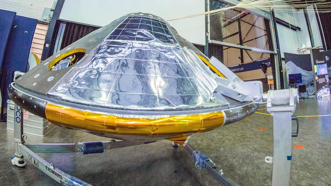 Ein Modell des Exomars-Landegeräts Schiaparelli mit Fallschirm in Originalgröße im Technologiezentrum der ESA in Noordwijk in den Niederlanden