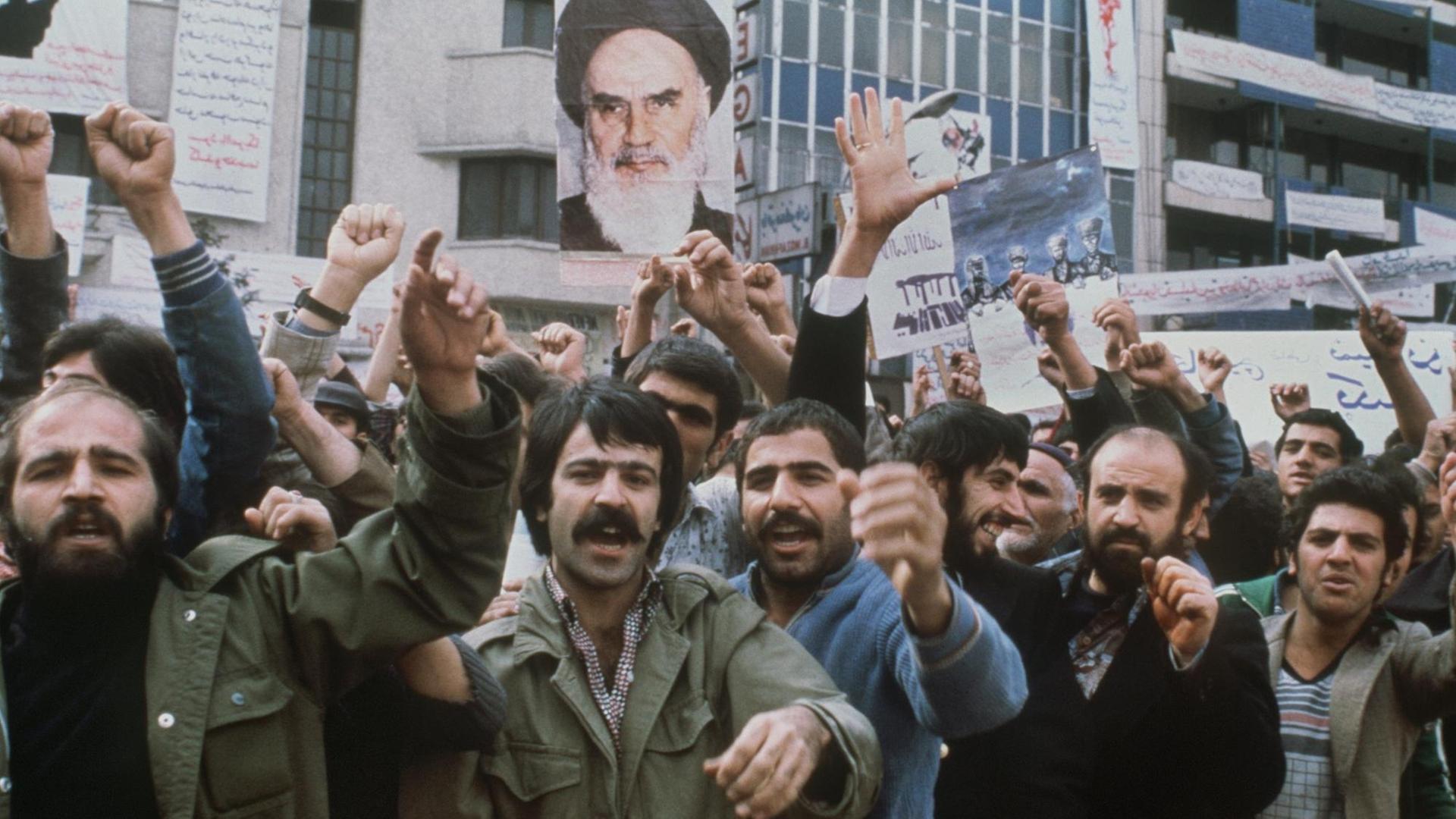 Iranische Demonstranten vor der US-Botschaft in Teheran rufen anti-amerikanische Slogans und halten ein Bild des Revolutionsführers Ayatollah Ruhollah Khomeini hoch