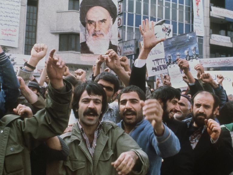Iranische Demonstranten vor der US-Botschaft in Teheran rufen anti-amerikanische Slogans und halten ein Bild des Revolutionsführers Ayatollah Ruhollah Khomeini hoch