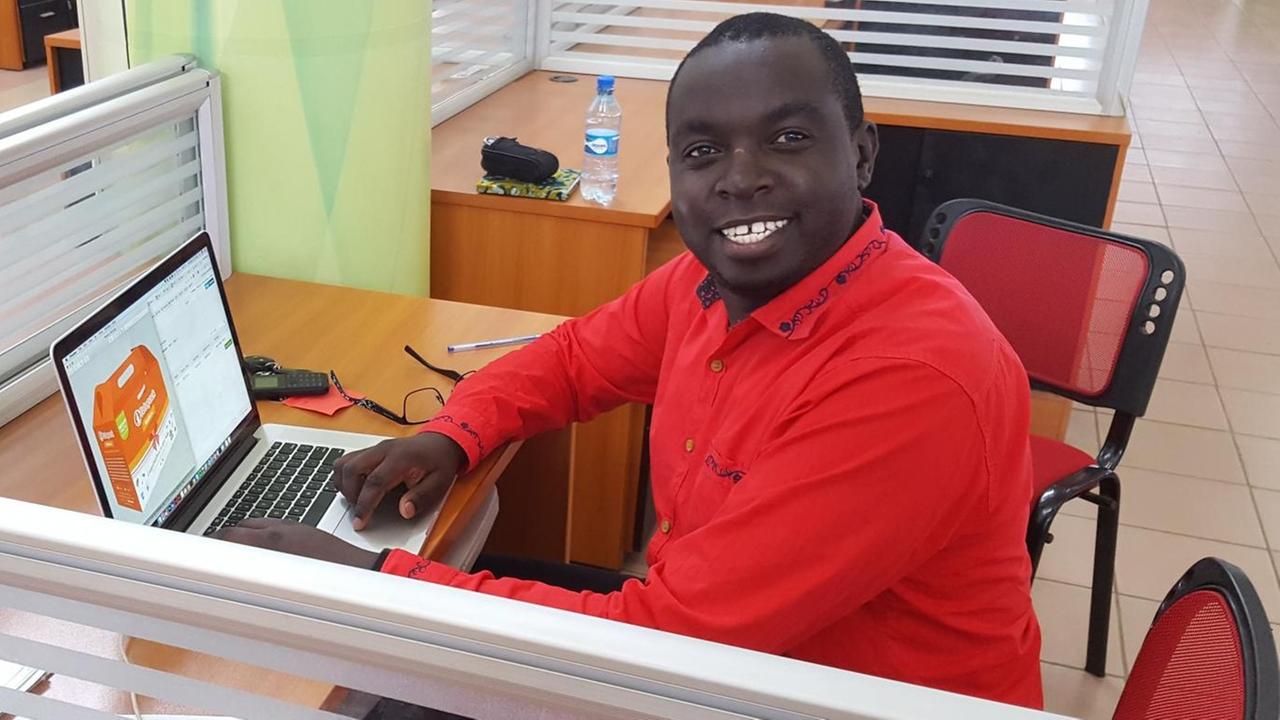 Felix Kimaru ist einer der hoffnungsvollen Start-up-Unternehmer Kenias. Er sitzt am Laptop in einem Großraumbüro und lächelt.