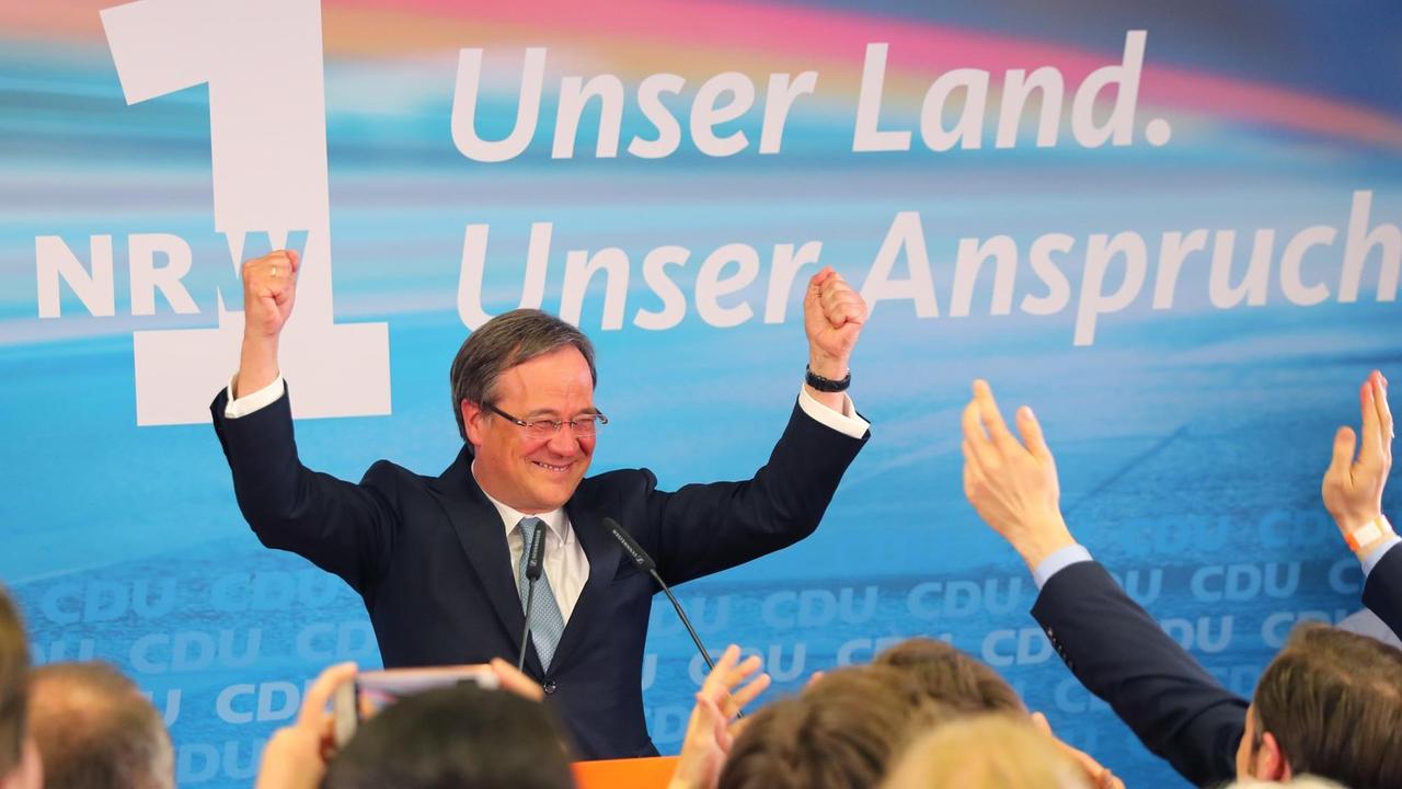 Der Spitzenkandidat der CDU, Armin Laschet, jubelt am 14.05.2017 in Düsseldorf (Nordrhein-Westfalen) nach der Bekanntgabe der ersten Ergebnisse auf der CDU-Wahlparty.