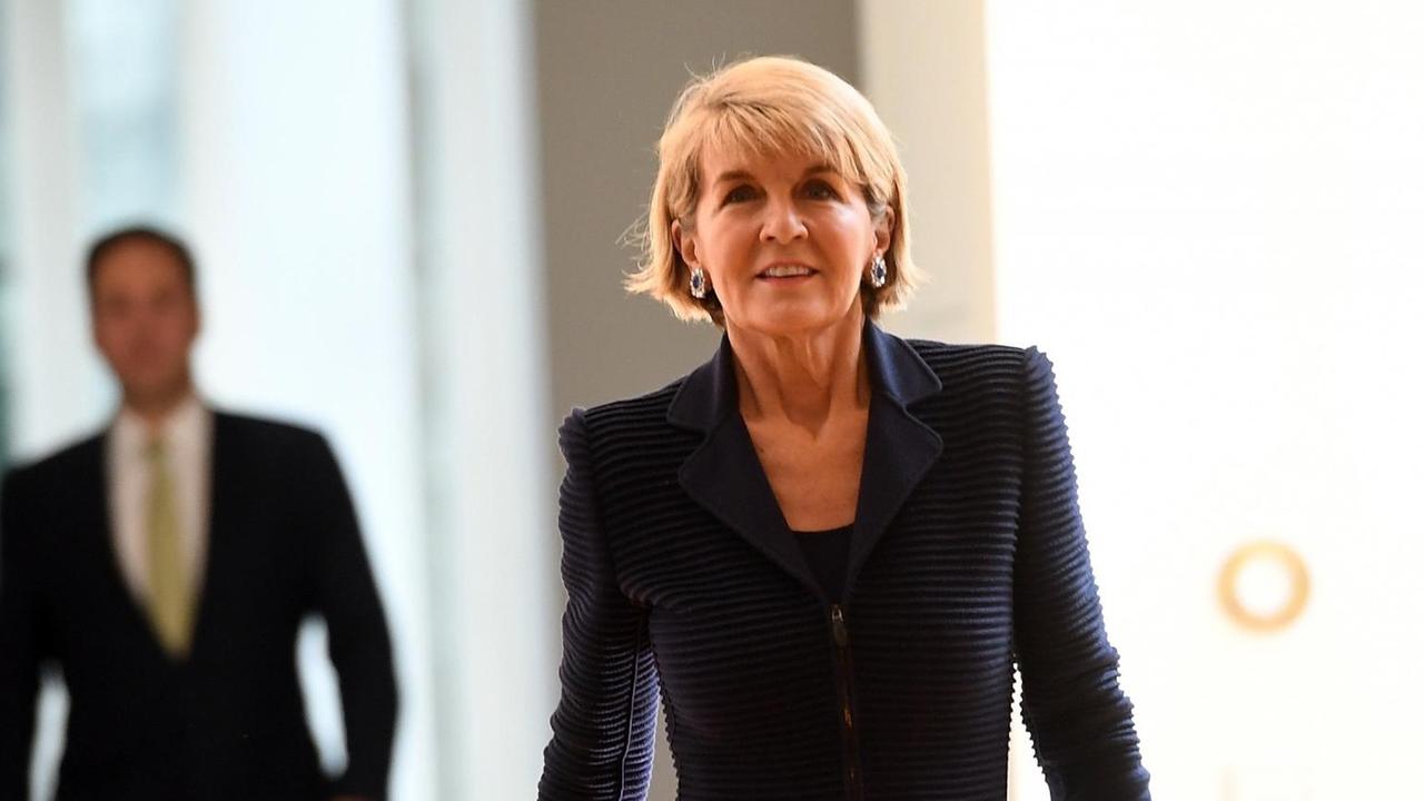 Das Foto zeigt die frühere australische Außenministerin Julie Bishop; sie trägt einen dunklen Blazer - im Hintergrund ist verschwommen ein Mann zu sehen.