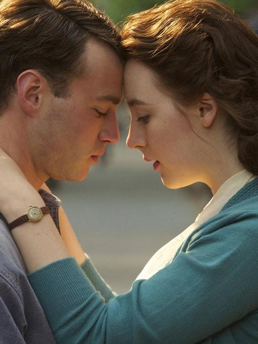 Szene aus dem Film "Brooklyn" mit Emory Cohen und Saoirse Ronan