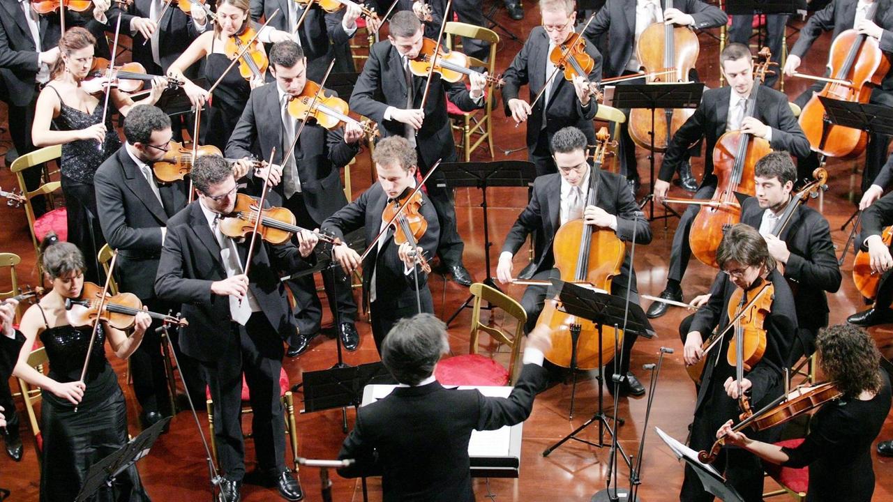 Riccardo Muti dirigiert beim XIII. Weihnachts-Konzert 2009 sein Luigi Cherubini Youth Orchestra im Plenarsaal des Senats der Republik in Rom.