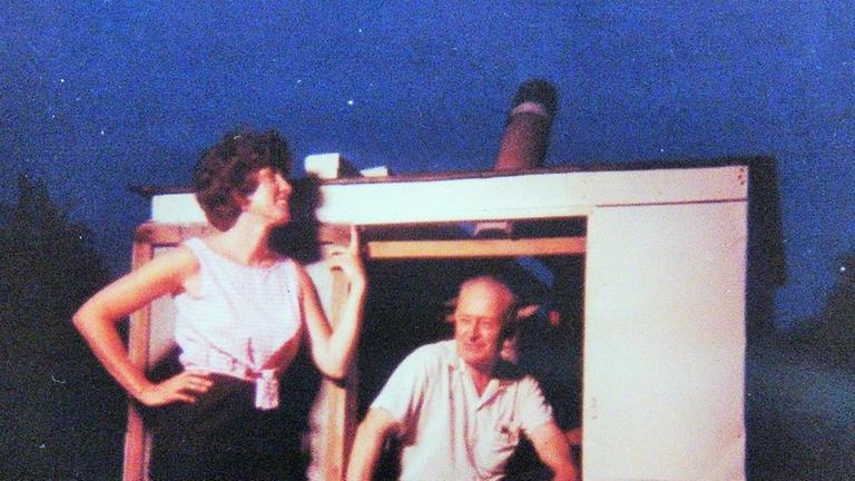 Carolyn Hurless und Ehemann Don 1964 vor ihrem Teleskop 