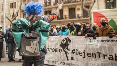 Demonstration von Fahrrad- und Motorradkurieren in Barcelona am 4. Februar 2021