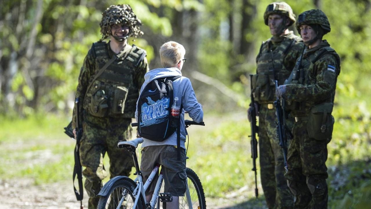 Die Aufnahme vom 13. Mai 2016 zeigt die Estländische Armee mit ihren NATO-Partnern während des Frühjahrsmanövers.