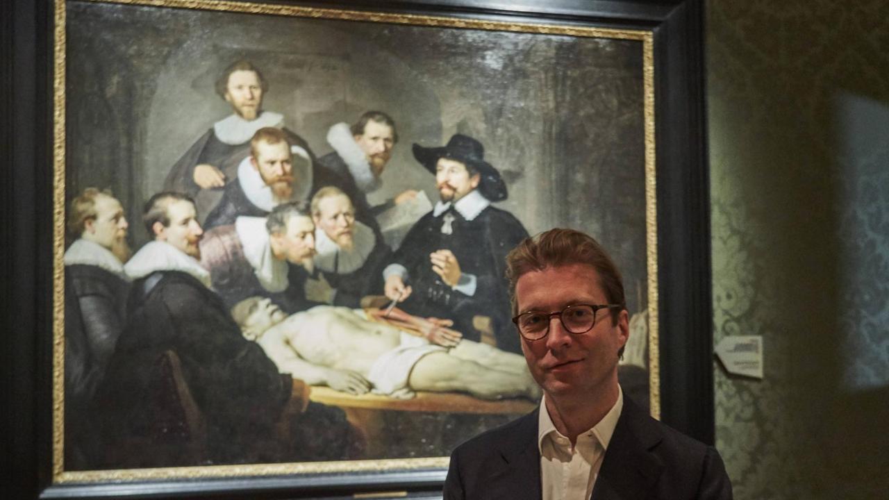 Der Direktor des Rijksmuseum Amsterdam,Taco Dibbits, vor dem Gemälde "Die Anatomie des Dr. Tulp" von Rembrandt.