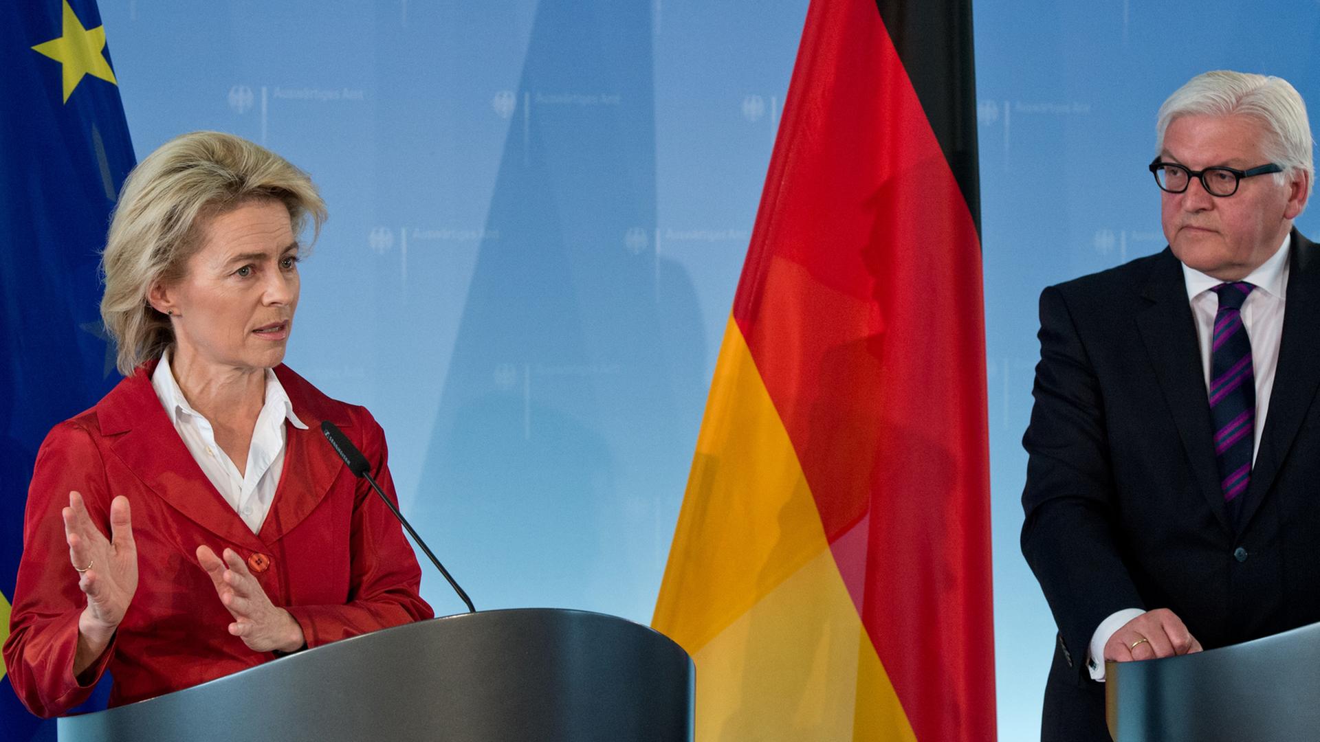 Außenminister Steinmeier und Verteidigungsministerin von der Leyen bei der Pressekonferenz in Berlin