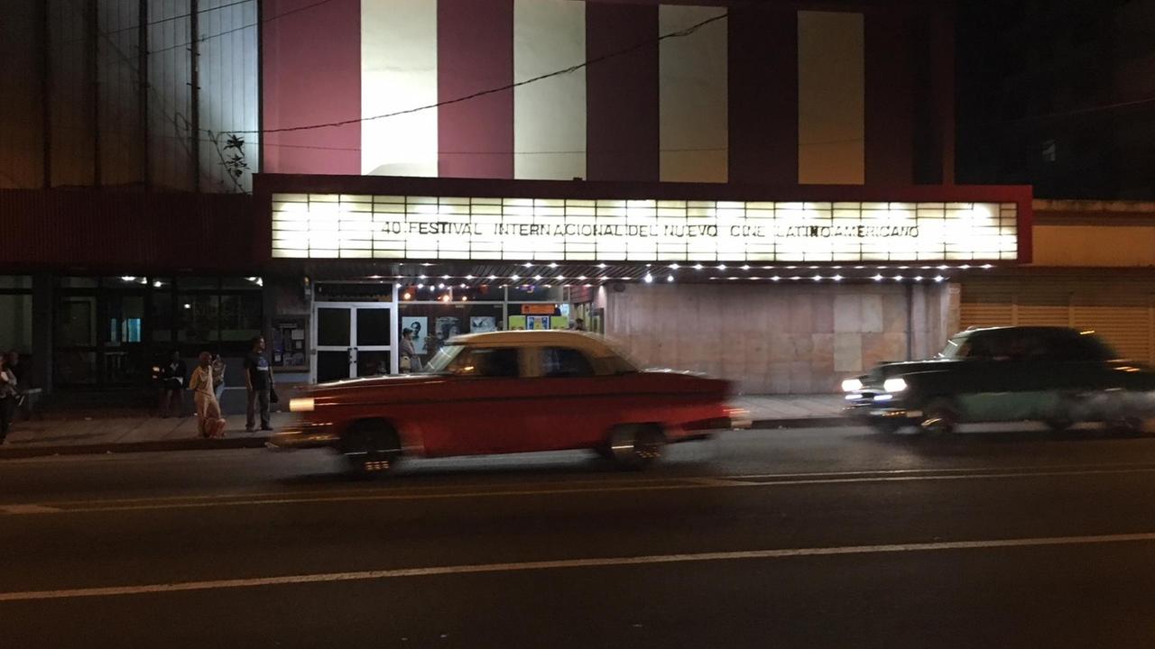 Das Kino Yara in Havanna im Abendlicht mit vorbeifahrenden Autos - einer der Spielorte des 40. Festivals des Lateinamerikanischen Films.