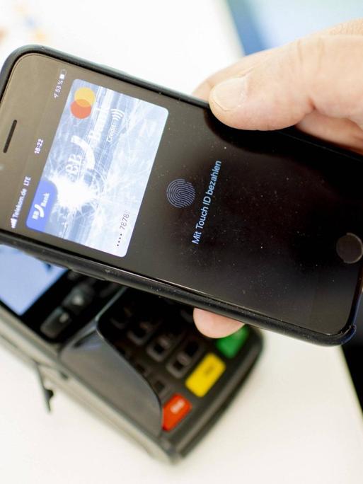 Zahlung per Handy an einem Bezahlterminal