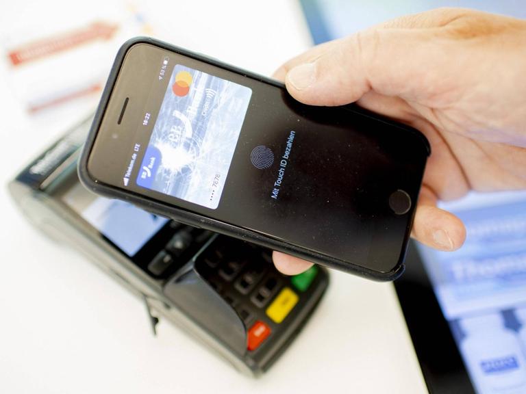 Zahlung per Handy an einem Bezahlterminal