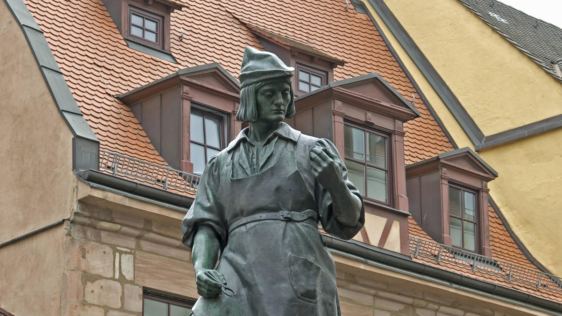 Statue von Peter Heinlein, Erfinder der Taschenuhr, in Nürnberg