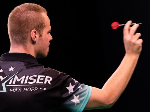 Der deutsche Dartprofi Max Hopp wirft während der European Darts Championship (EDC) in der Westfalenhalle auf die Dartscheibe.