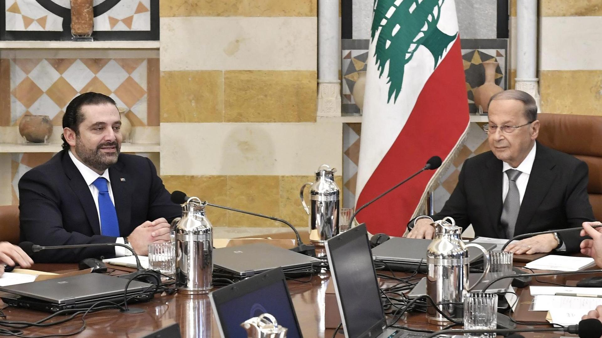 Präsident Michel Aoun (rechts) bei einem Treffen mit Ex-Premier Saad al-Hariri.
