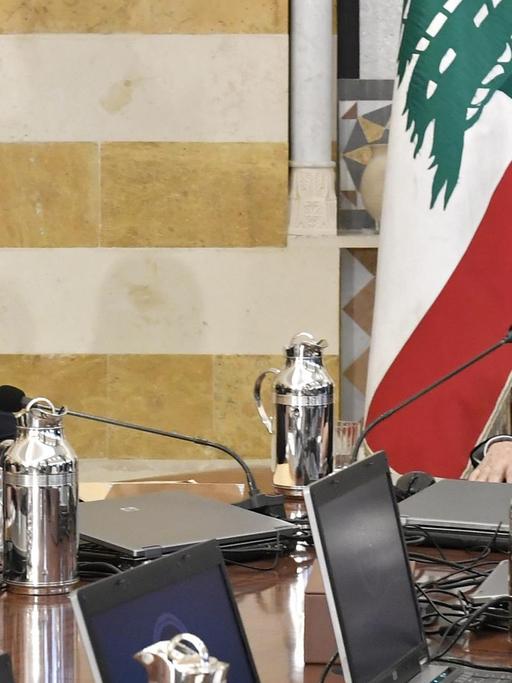 Präsident Michel Aoun (rechts) bei einem Treffen mit Ex-Premier Saad al-Hariri.