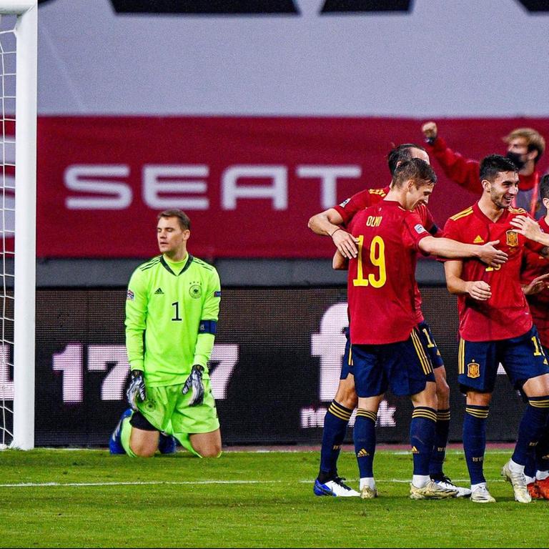 Die spanische Fußballnationalmannschaft jubelt - und gewinnt am Ende im Cartuja Stadion in Sevilla mit 6:0 gegen Deutschland