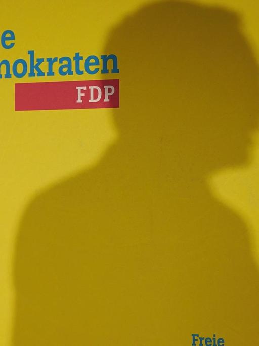 Volker Wissing, Spitzenkandidat der FDP für den rheinland-pfälzischen Landtagswahlkampf, tritt in Koblenz (Rheinland-Pfalz) beim offiziellen Wahlkampfauftakt auf. Sein Schatten ist auf der Hintergrundwand zu sehen.
