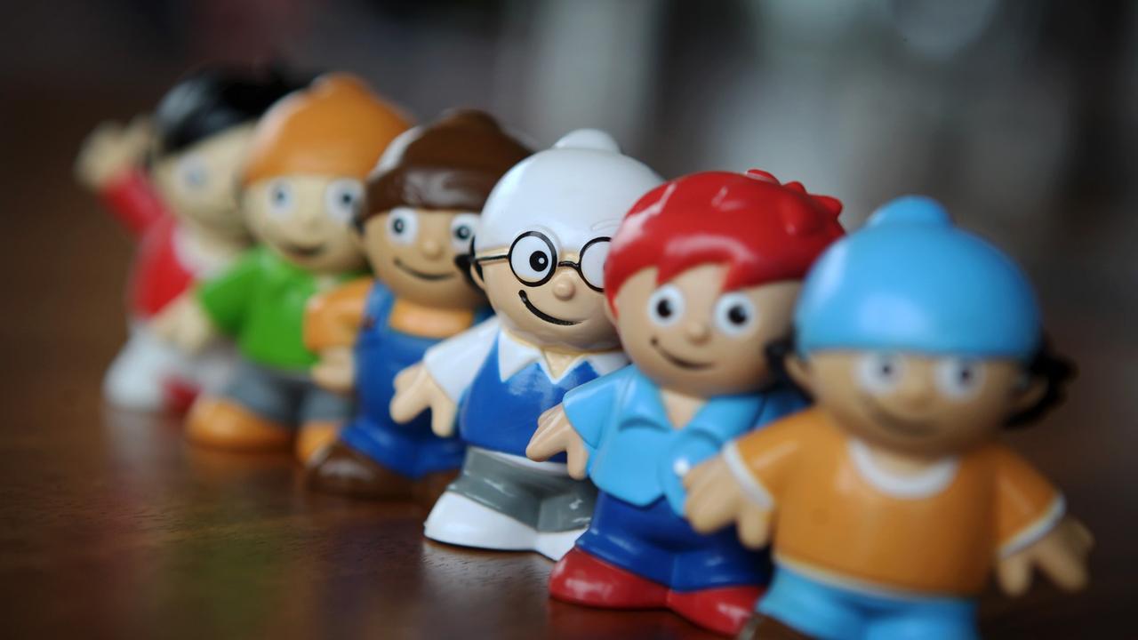 Kleine Mainzelmännchen-Figuren stehen am Mittwoch (20.06.2012) im Sitz von ZDF Werbefernsehen in Mainz in einer Reihe. Seit fast einem halben Jahrhundert bevölkern die Mainzelmännchen das ZDF-Werbefernsehen. Dabei haben sie sich längst von Pausenclowns zu Kleine Mainzelmännchen-Figuren stehen am Mittwoch (20.06.2012) im Sitz von ZDF Werbefernsehen in Mainz in einer Reihe. Seit fast einem halben Jahrhundert bevölkern die Mainzelmännchen das ZDF-Werbefernsehen. Dabei haben sie sich längst von Pausenclowns zu