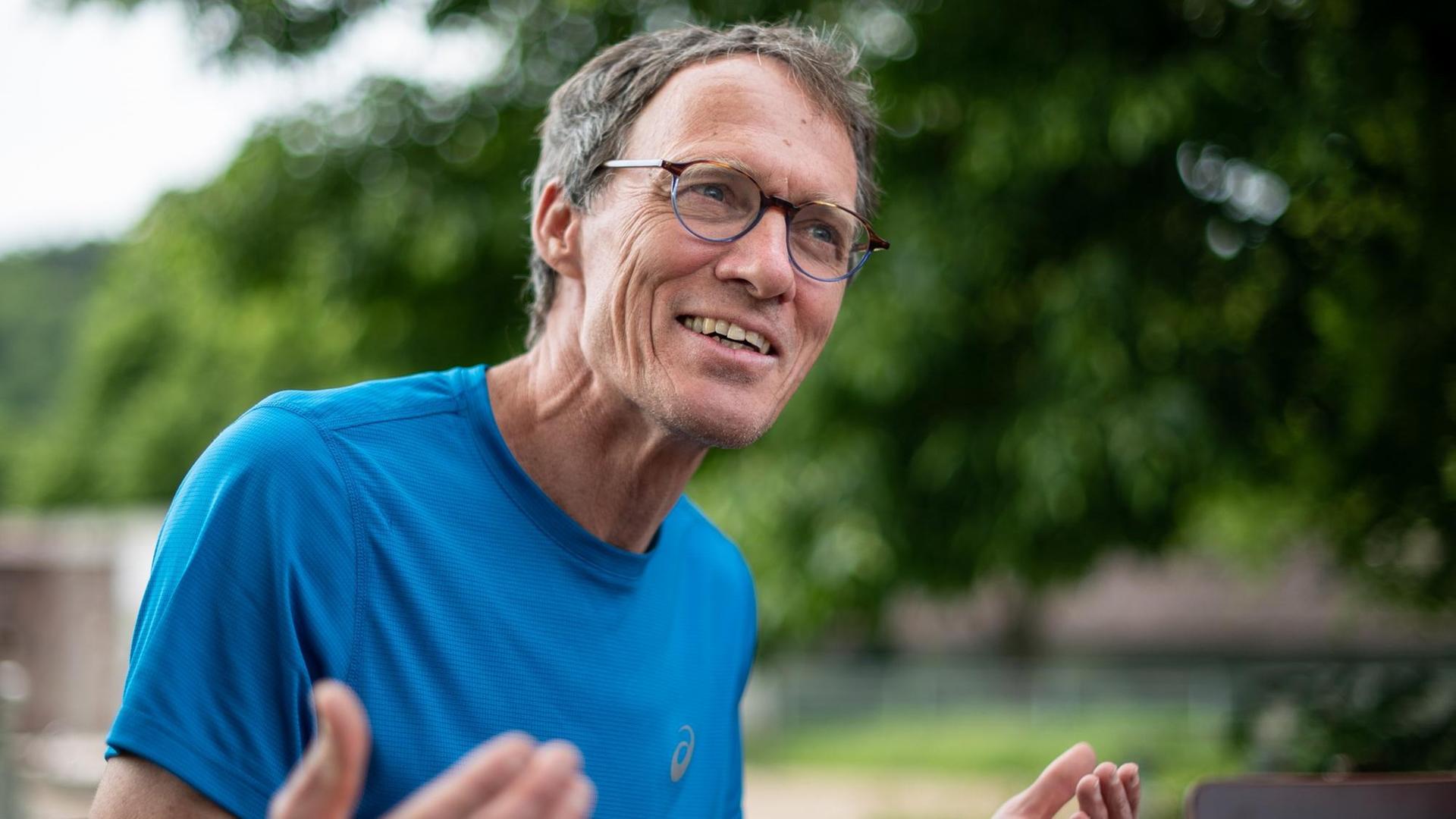 27.05.2019, Baden-Württemberg, Stuttgart: Dieter Baumann, ehemaliger deutscher Leichtathlet und Olympiasieger, spricht bei einem Interview mit der dpa. (zu dpa: «Bis keiner mehr lacht - Wie Dieter Baumann zum Kabarettisten wurde») Foto: Fabian Sommer/dpa | Verwendung weltweit