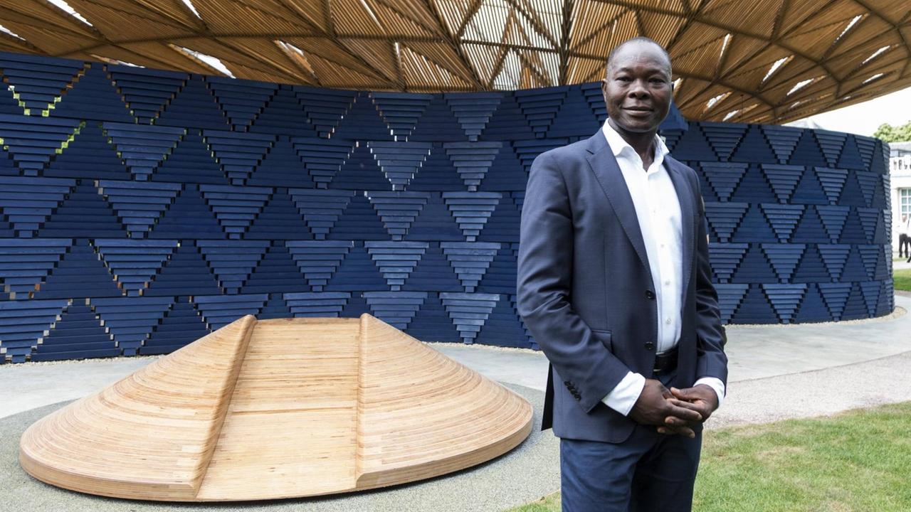 Architekt Francis Kéré vor dem von ihm entworfenen Serpentine Gallery Summer Pavilion 2017.