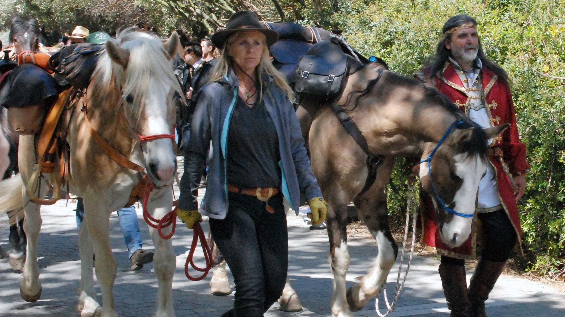 Die deutsche Reiterin Tina Boche und der ungarische Reiter Zsolt Szabo am 09.04.2017 mit ihren Pferden am Fuße der Akropolis in Athen