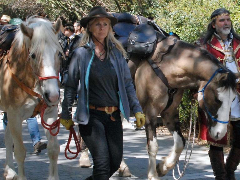 Die deutsche Reiterin Tina Boche und der ungarische Reiter Zsolt Szabo am 09.04.2017 mit ihren Pferden am Fuße der Akropolis in Athen