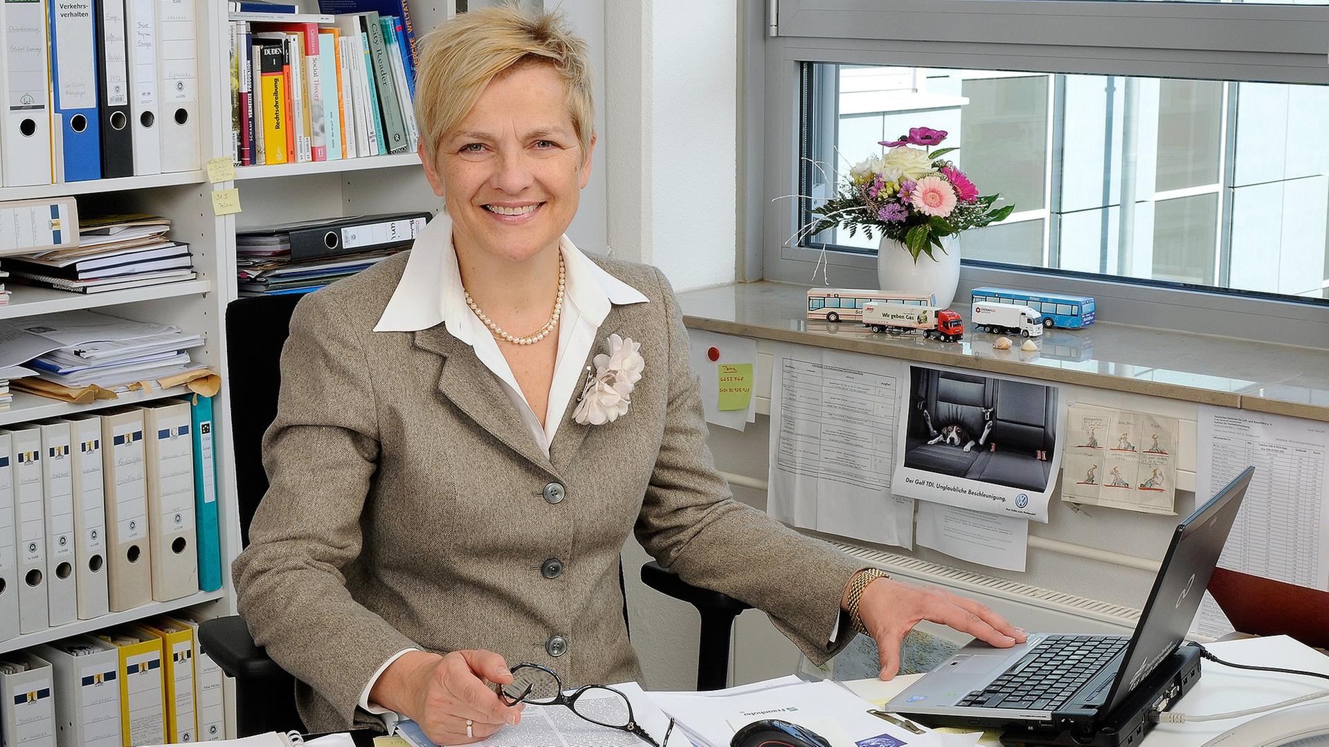 Frau Prof. Barbara Lenz an ihrem Schreibtisch.