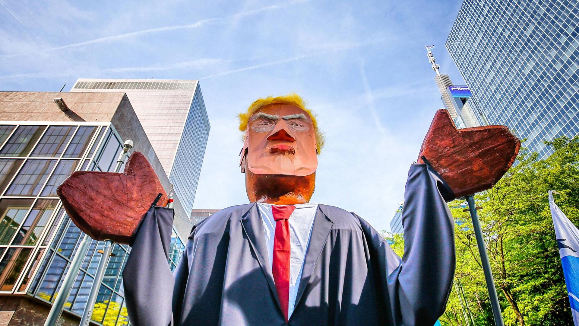 Eine übergroße Trump-Figur bei einem Protestmarsch in der Innenstadt von Brüssel
