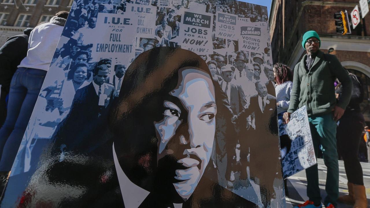 Demonstranten bei einem Marsch am Gedenktag für Martin Luther King in Atlanta, Georgia, aufgenommen 2016